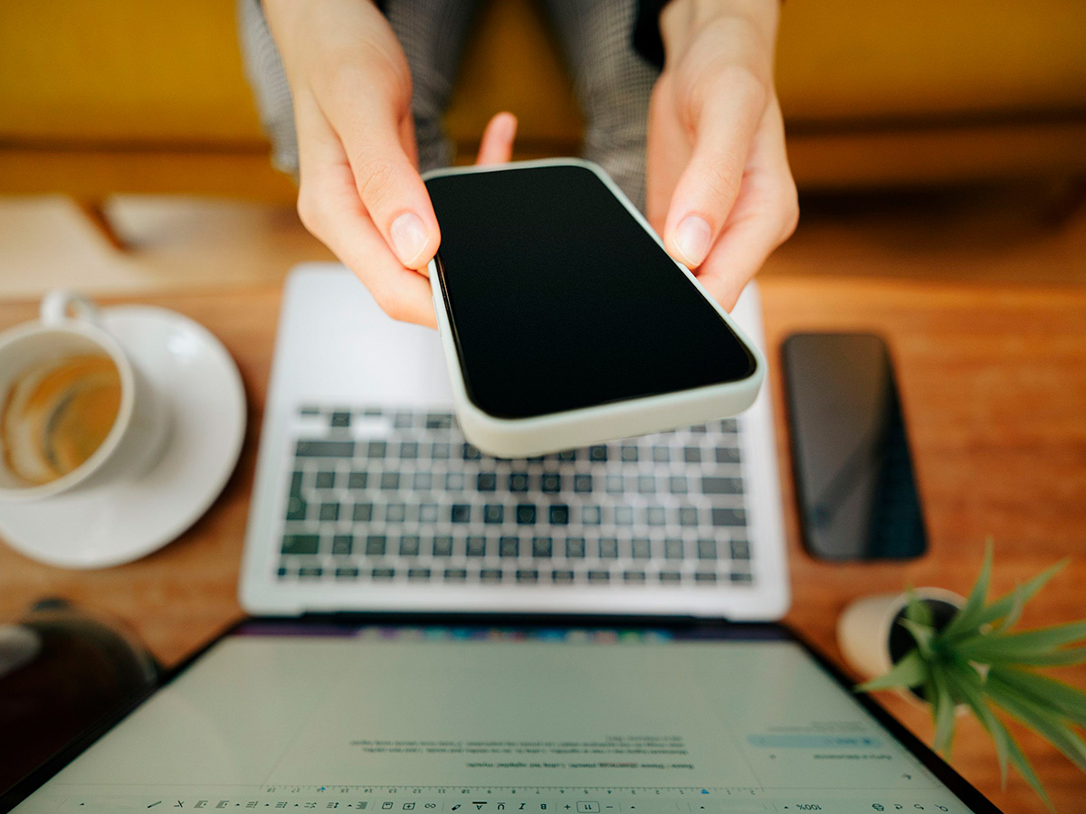 Persona revisando sus finanzas y una solicitud de crédito desde el celular
