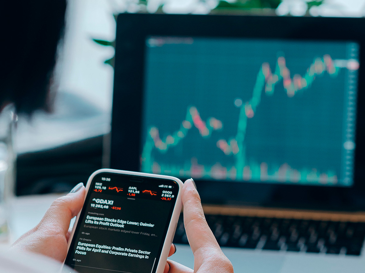 Persona utilizando un teléfono para revisar información financiera